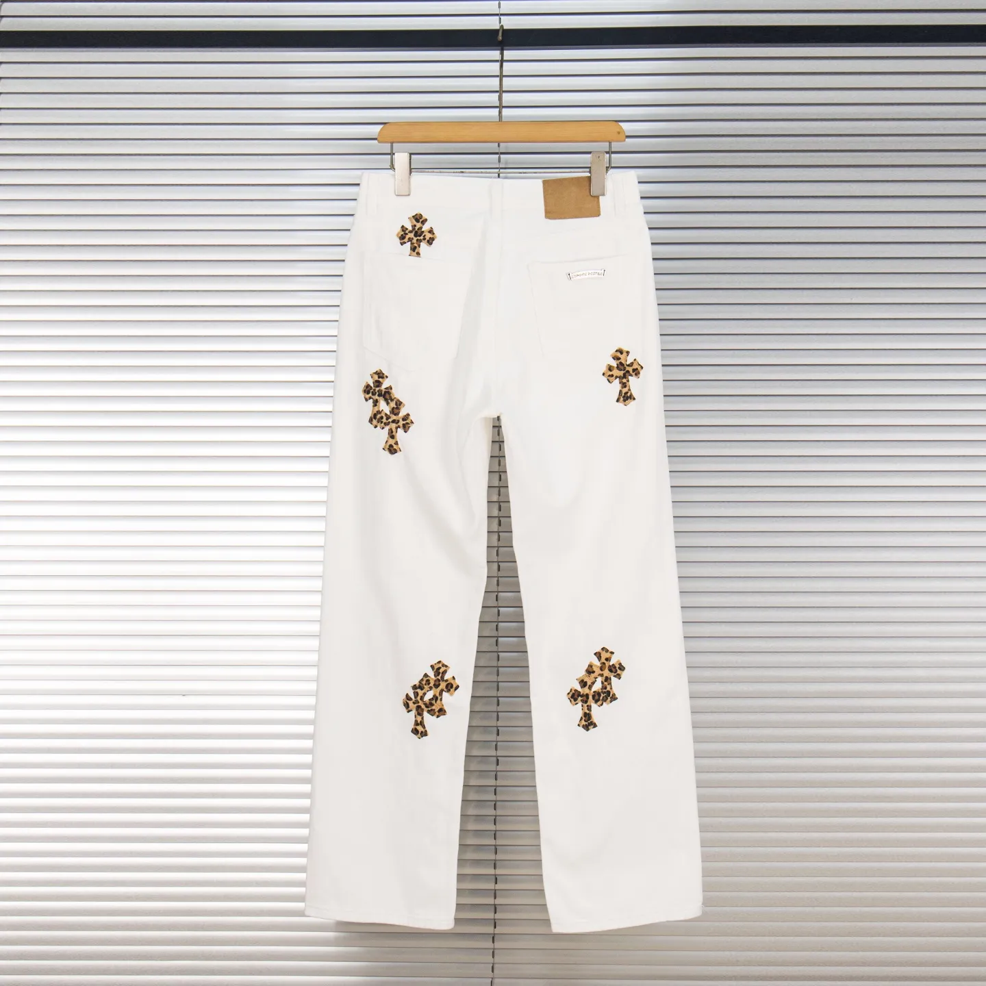 P240 Chrome Hearts & Chrome Hearts high street jeans with leopard print and vintage graffiti paintings on a white background. Chrome Hearts are the most popular pants in color. Made of beaded canvas fabric, heavy washing makes the upper body of the fabric more textured and the pants are tall and straight! The three-dimensional cutting of the whole trousers is a masterpiece! The hardware is customized by zp. The beaded canvas fabric is thick and soft after being washed. It has good breathability. Customized small leather label. Unique design. The details are simple and elegant, and the workmanship is exquisite. The whole trousers are neatly routed and the details are in place! Trendy people have been disappointed. From the quality selection of fabrics, the tailoring of details, and the matching of patterns, everything is impeccable! The upper body is so handsome when worn...it can be easily worn by men, women and children! The craftsmanship is made of heavy-duty washed pure cotton denim fabric. After washing, it is soft and thick. It is very stylish when worn on the body. Style number: 1782# Color: white Size: 28 30 32 34 (S-XL)